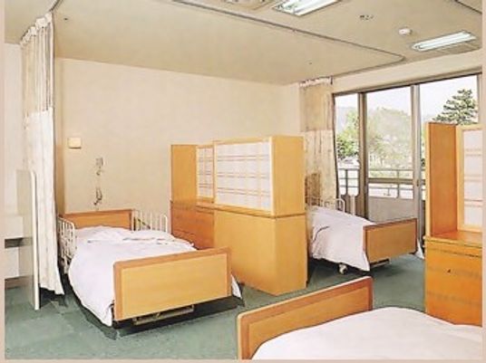 ベッドが並ぶ居室  