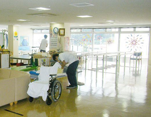 自然光が入る広々とした部屋