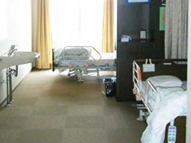 ベッドがある居室 居室 広々とした明るい居室で、自然光が心地よく差し込んでいます。スタッフの動線も確保されています。