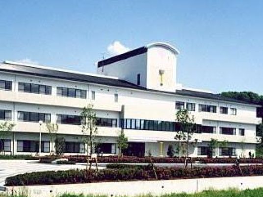 白い建物の外観