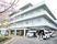 桜のある建物