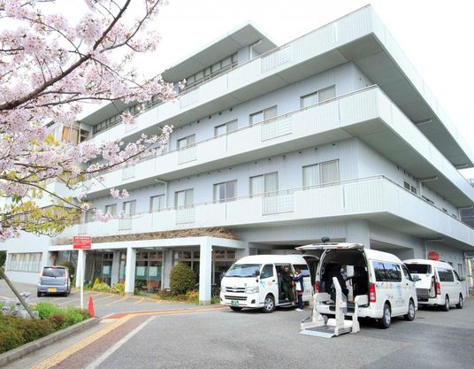 桜のある建物