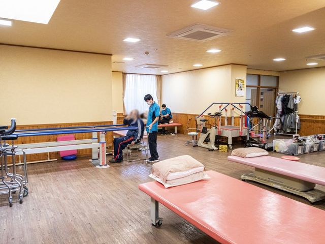 機能訓練の部屋 機能訓練室 機能訓練が行える広々とした空間です。明るい雰囲気で、リハビリも快適に行えます。