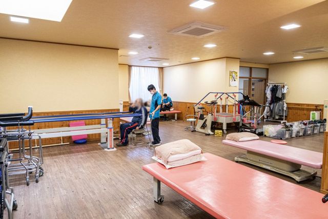 機能訓練の部屋 機能訓練室 機能訓練が行える広々とした空間です。明るい雰囲気で、リハビリも快適に行えます。