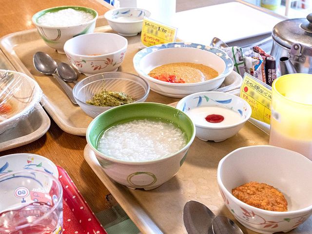 食事が並ぶテーブル ダイニングルーム 栄養バランスを考えた食事が提供されており、朝食の準備が整った様子です。