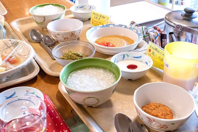 食事が並ぶテーブル ダイニングルーム 栄養バランスを考えた食事が提供されており、朝食の準備が整った様子です。