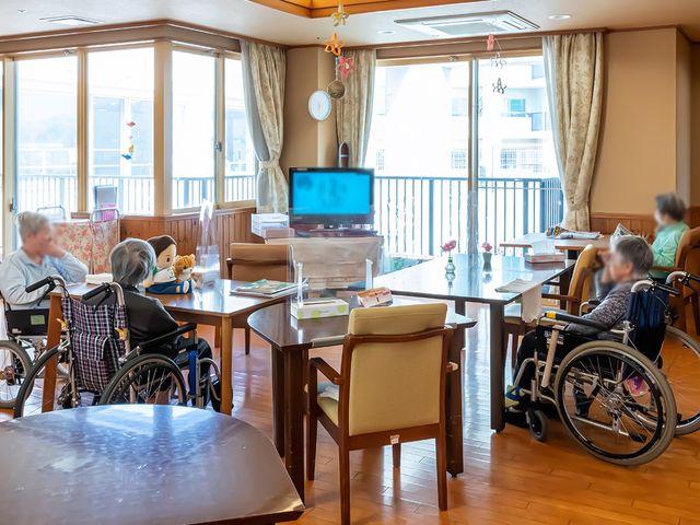 明るいラウンジ ラウンジ 広々としたラウンジでは、自然光がたっぷりと入り、車椅子の方も楽しく過ごせます。