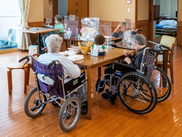 車椅子利用者が集う空間 ラウンジ 車椅子の方々が集まり、テーブルを囲んでくつろげる明るい共有スペースです。