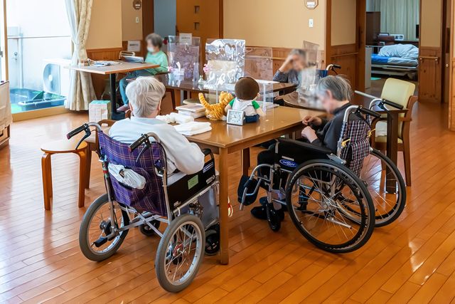 車椅子利用者が集う空間 ラウンジ 車椅子の方々が集まり、テーブルを囲んでくつろげる明るい共有スペースです。