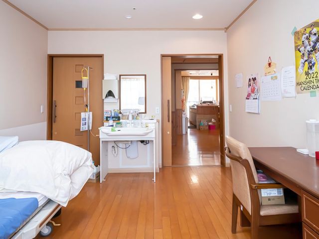 明るい居室 居室 陽光が差し込む広々とした部屋で、快適に過ごせます。整理しやすい洗面台も完備されています。
