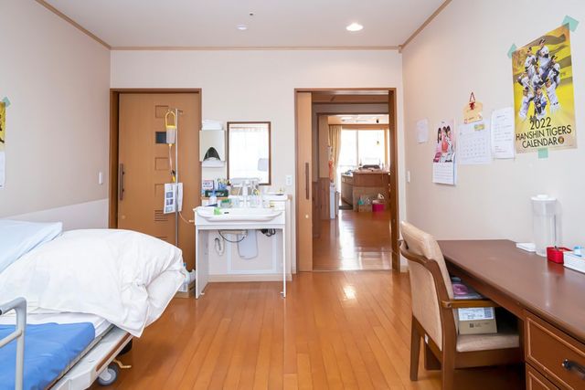 明るい居室 居室 陽光が差し込む広々とした部屋で、快適に過ごせます。整理しやすい洗面台も完備されています。