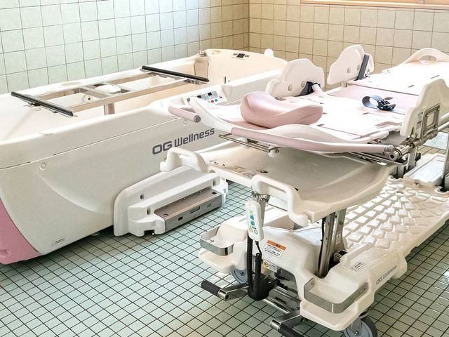 広々とした浴室 浴室 広々とした空間では、専用設備を使って安全に入浴支援ができます。リフト付きのベッドも完備されています。