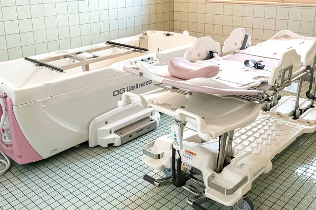 広々とした浴室 浴室 広々とした空間では、専用設備を使って安全に入浴支援ができます。リフト付きのベッドも完備されています。