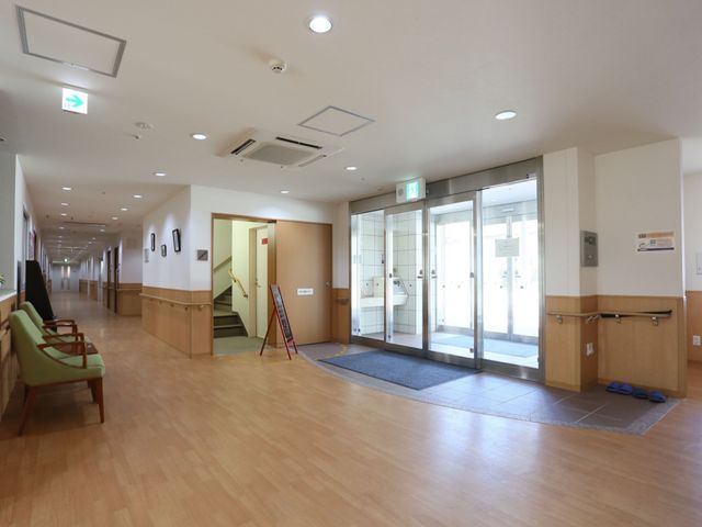 明るい広々としたエントランス