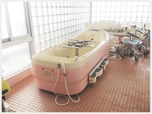 明るい浴室の設備  