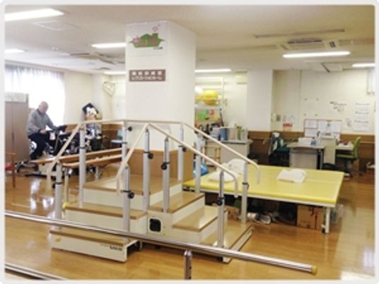 木製ステップ付き訓練室