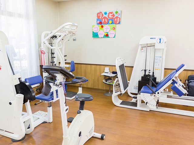 リハビリ設備の部屋 機能訓練室 明るい空間での機能訓練をサポートします。最新の設備で快適に利用できます。
