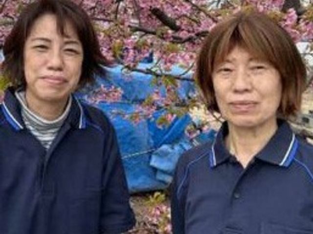 庭で話すスタッフ 庭 スタッフが和やかに交流できる庭です。自然の中でリフレッシュしながら働けます。