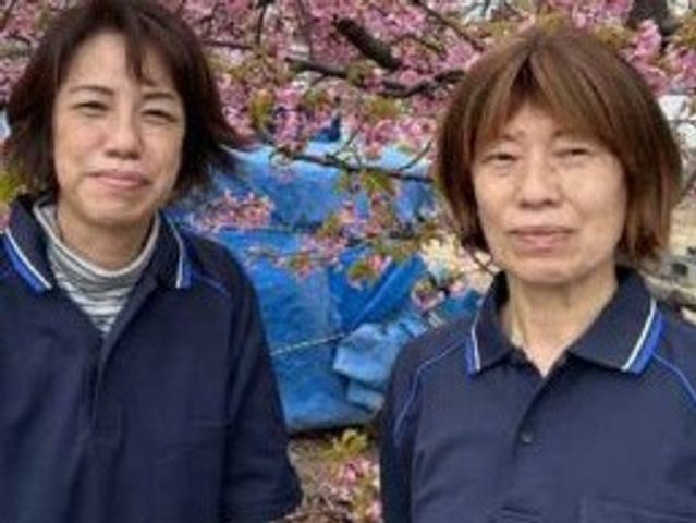 庭で話すスタッフ