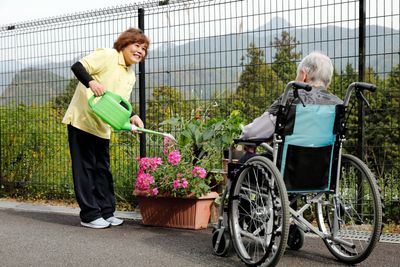 庭でのスタッフと利用者