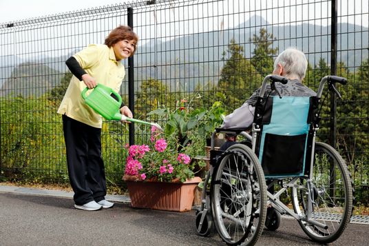 庭でのスタッフと利用者