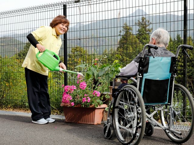 庭でのスタッフと利用者 庭 色とりどりの花々に囲まれた庭で、スタッフと共に癒される時間を過ごせます。