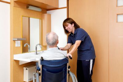 車椅子利用者との和やかな会話の様子