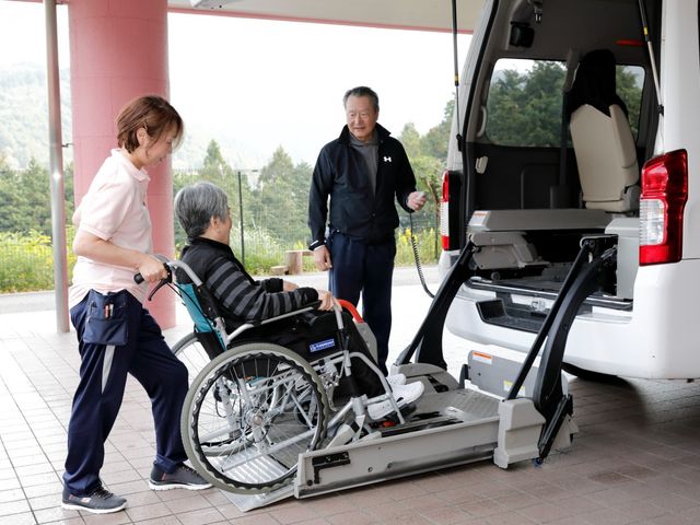 車椅子リフト付車両 スタッフイメージ 車椅子の方が容易に乗り降りできるリフト付きの車両が利用可能です。安心して移動ができます。