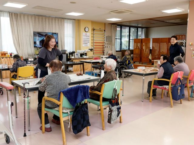 多目的室 多目的室 広々とした明るい多目的の空間では、利用者が会話や活動を楽しむ様子が見られます。
