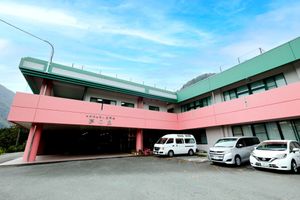車が並ぶ建物の外観