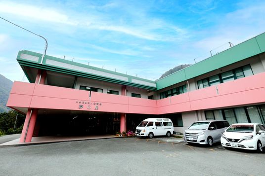 車が並ぶ建物の外観