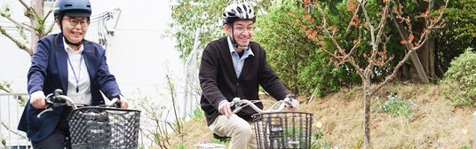 二人が楽しくサイクリングする庭
