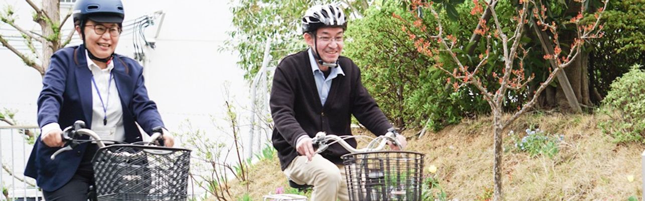 二人が楽しくサイクリングする庭