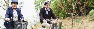 二人が楽しくサイクリングする庭