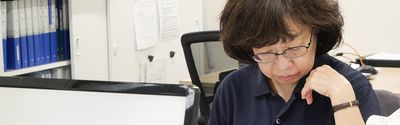 認証業務中の女性スタッフ