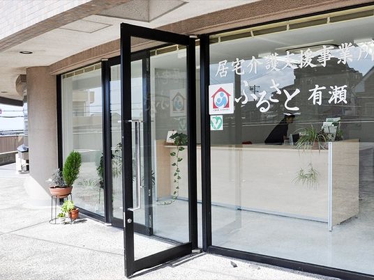 開放的な出入口の外観  