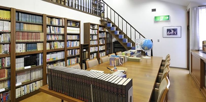 書籍が並ぶ図書室  
