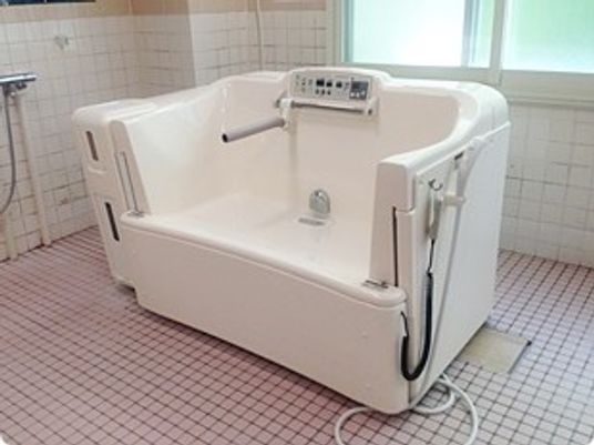 広い浴槽の浴室  