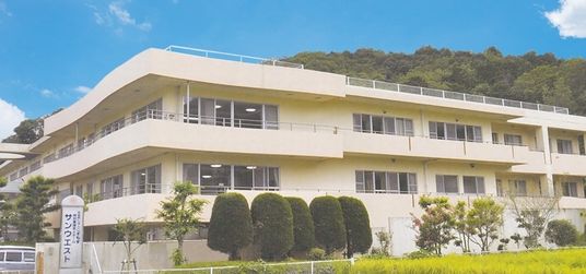 緑に囲まれた建物外観  