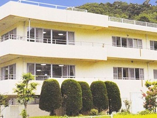 明るい建物の外観  