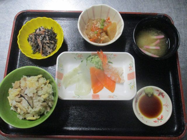 和風の食事セット 食堂 栄養バランスを考えた和風の食事が用意されており、健康を支える美味しいお食事を提供しております。