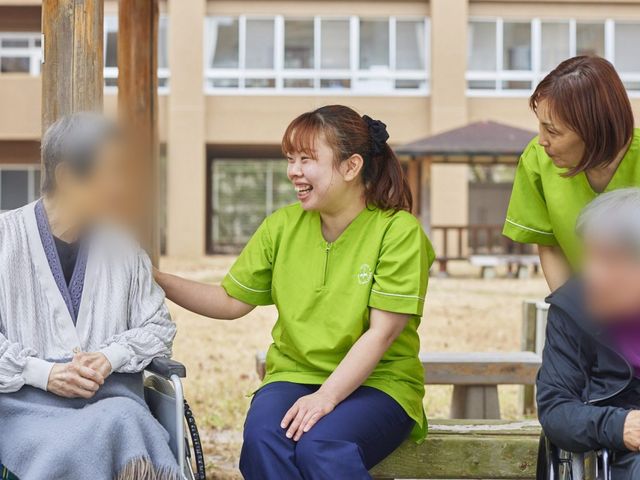 リラックスした様子の庭 庭 職員が入居者と談笑し、和やかな時間を過ごせる屋外スペースです。自然の中での交流が魅力です。