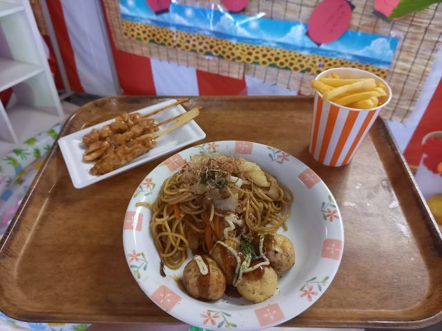 手作り感のある美味しそうな料理 食堂 手作りの温かみを感じる料理が並べられた食事の風景。共に食事を楽しむ環境が整っています。