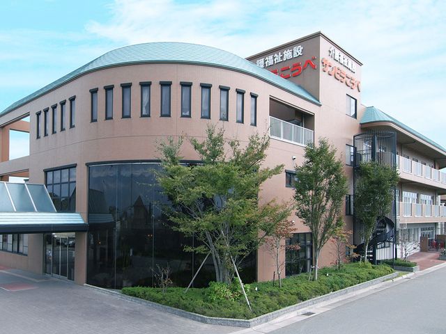 ゆったりとした外観 外観 広々とした建物が、心地よい暮らしを提供しています。新緑の季節には、爽やかな気分を満喫できるでしょう。