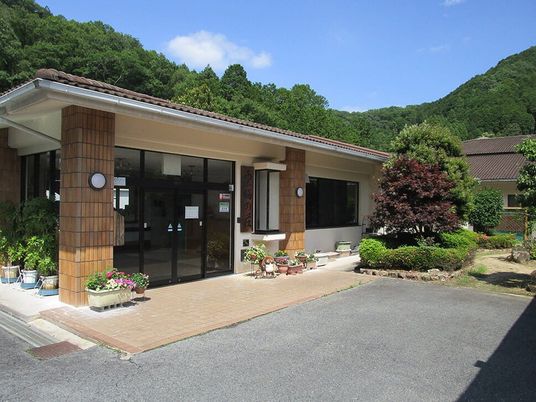 緑に囲まれた施設の外観  