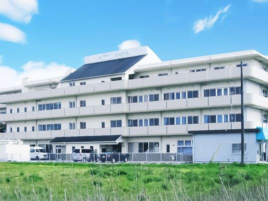 三階建ての施設外観  