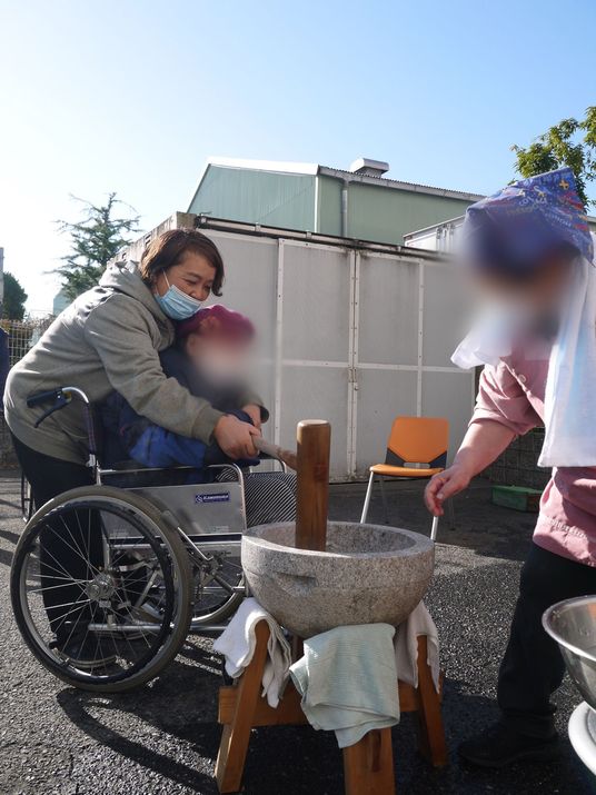 車椅子の方が餅つき活動