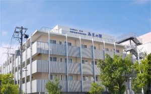 緑に囲まれた外観