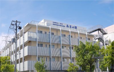 緑に囲まれた外観