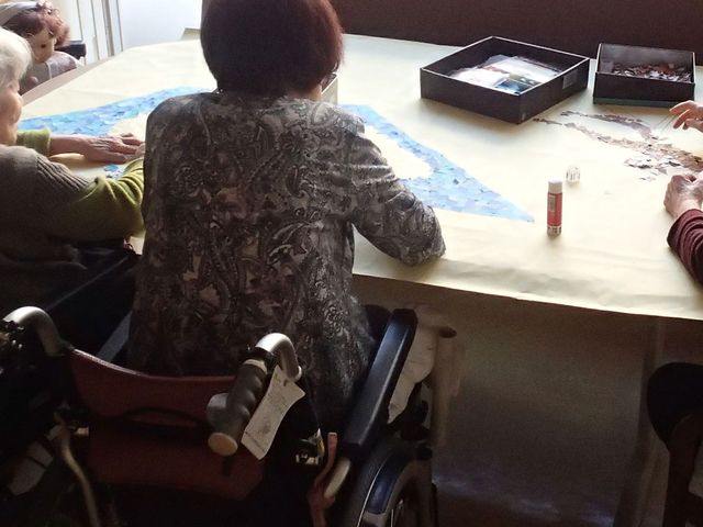 レクリエーションルーム ダイニングルーム みなさんで楽しくテーブルを囲み、手作業をされています。交流が深まるアクティビティの時間です。